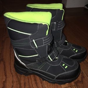 Snow boots youth 6/women’s 8